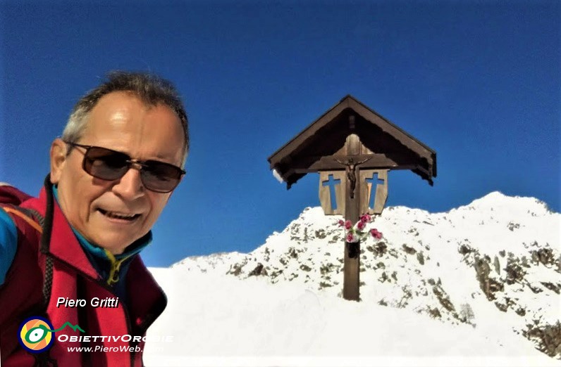 20 Selfie al crocefisso del Passo di Grialeggio con vista sulla cima del Venturosa.jpg